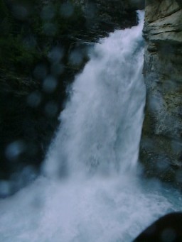BanffJohnstonCanyonLowerFall2_s.jpg (16525 �o�C�g)