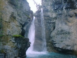 BanffJohnstonCanyonUpperFall1_s.jpg (16369 �o�C�g)