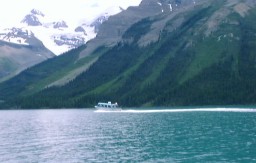 JasperMaligneLakeBoat_s.jpg (12355 �o�C�g)