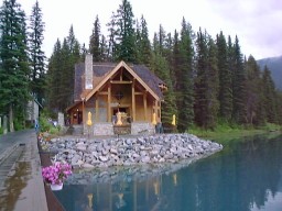 YohoEmeraldLakeRestaurant_s.jpg (18418 �o�C�g)